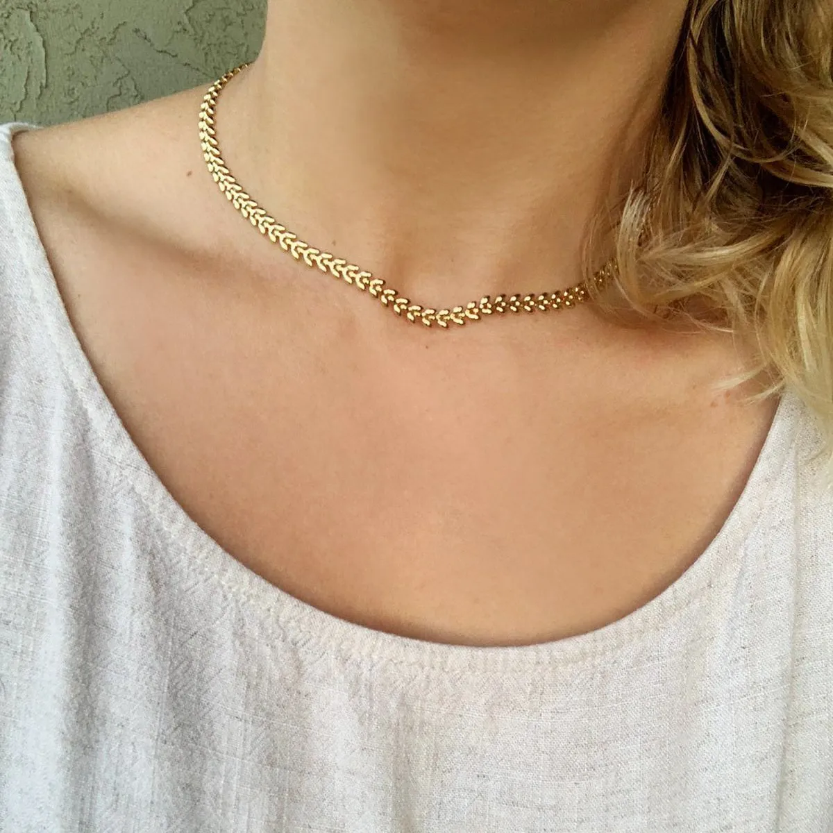 Leafy Luxe: Versatile 18K Gold Chain for Choker or Base Necklace