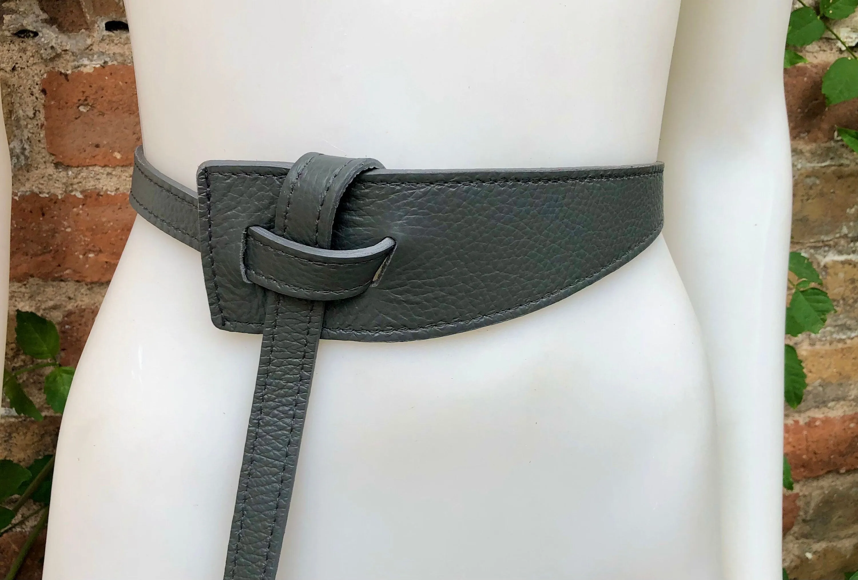 Obi belt in genuine leather. Wrap belt in GRAY. Waist belt in grey stong leather.Grey  wraparound belt. Natural leather 80s style belt