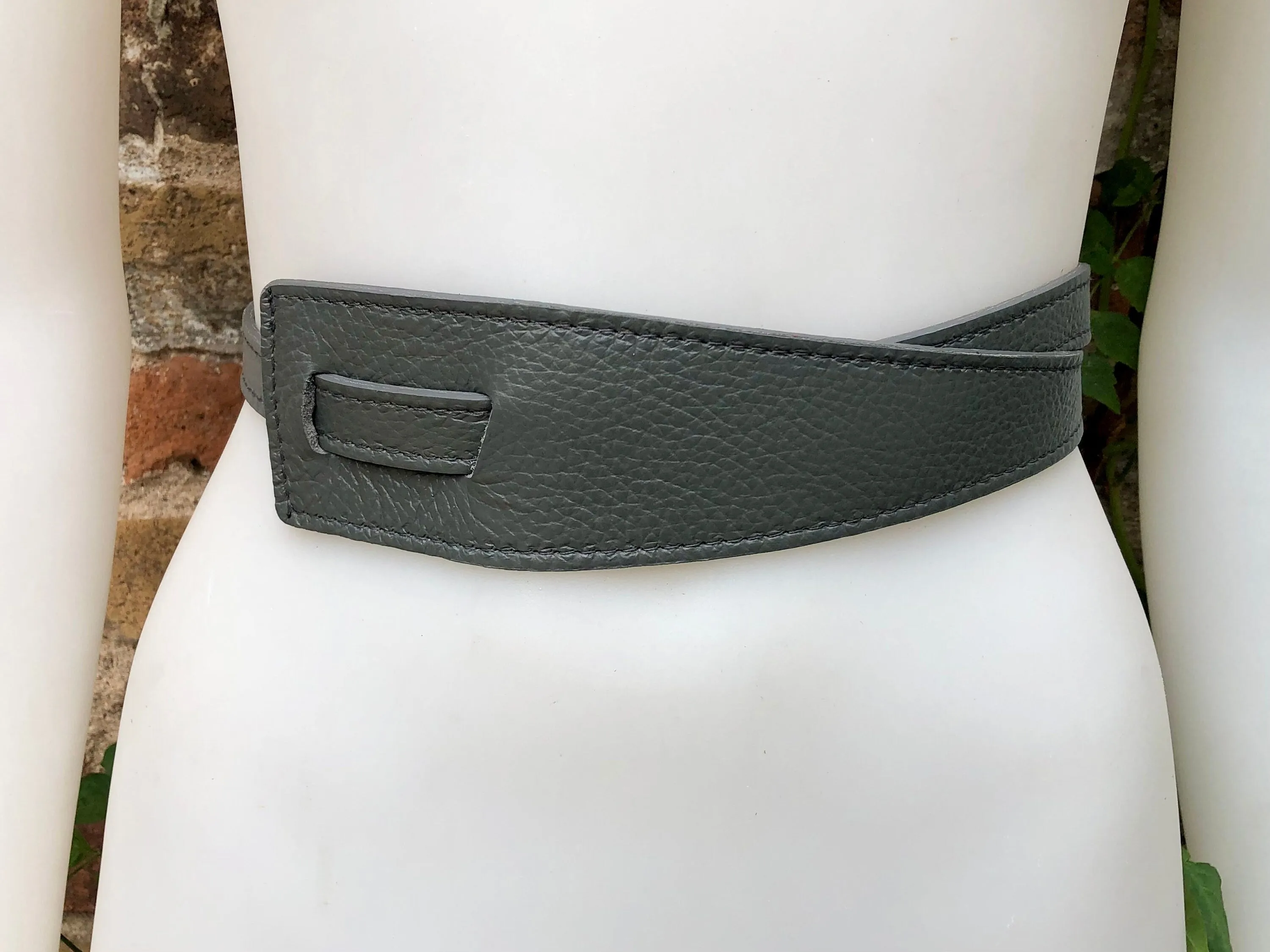 Obi belt in genuine leather. Wrap belt in GRAY. Waist belt in grey stong leather.Grey  wraparound belt. Natural leather 80s style belt